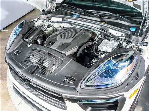 Certified 2026 Porsche Macan AWD/4WD image 13