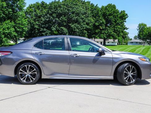 Used 2018 Toyota Camry SE FWD image 5