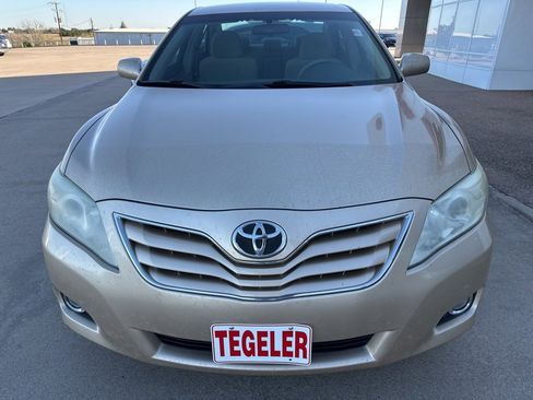 Used 2011 Toyota Camry LE image 2