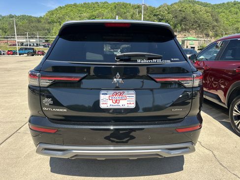 Used 2025 Mitsubishi Outlander AWD image 3