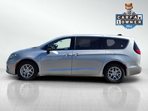Used 2024 Chrysler Pacifica Touring-L FWD image 7