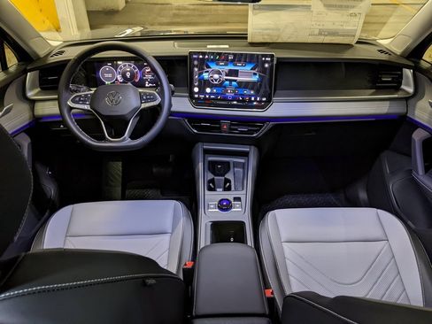 New 2025 Volkswagen Tiguan SE image 12