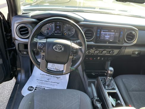 Certified 2017 Toyota Tacoma TRD Off-Road AWD/4WD image 13