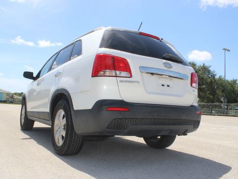 Used 2012 Kia Sorento LX w/ Convenience Pkg FWD image 9