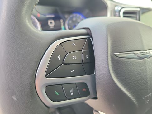 Used 2023 Chrysler Pacifica Touring-L FWD image 26