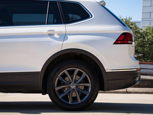 Used 2023 Volkswagen Tiguan SE FWD image 3