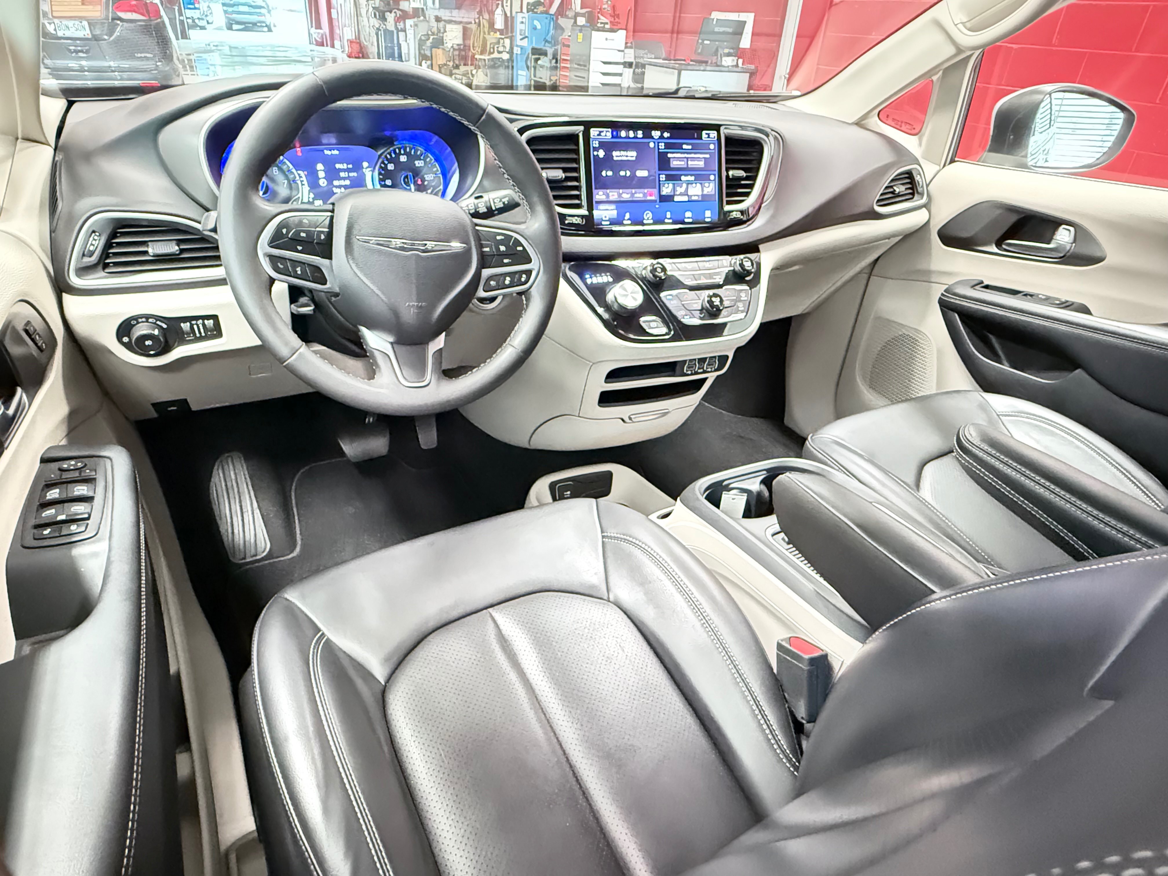 Used 2023 Chrysler Pacifica Touring-L FWD image 19