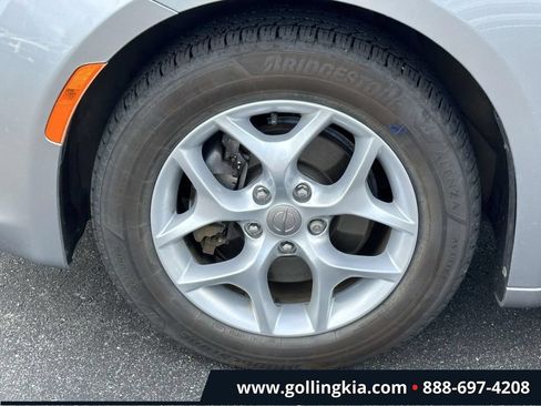 Used 2017 Chrysler Pacifica Touring-L w/ Tire & Wheel Group FWD image 7