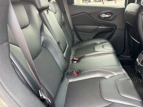 Used 2021 Jeep Cherokee Trailhawk AWD/4WD image 26