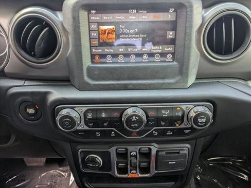 Used 2021 Jeep Gladiator Sport image 12