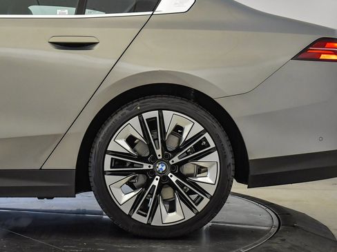 Used 2025 BMW 530i w/ Premium Package image 11