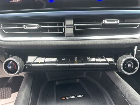 Used 2025 Chevrolet Equinox EV LT w/ Convenience Package image 16