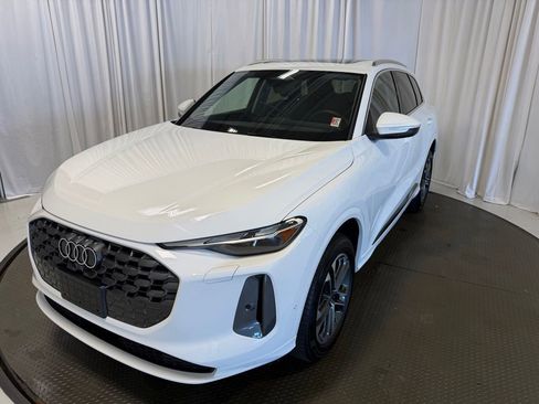 Certified 2025 Audi Q5 Premium w/ Convenience Package AWD/4WD image 1