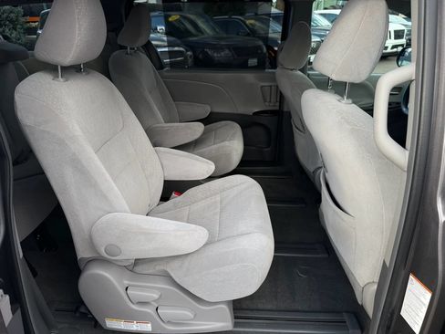 Used 2016 Toyota Sienna LE AWD/4WD image 18