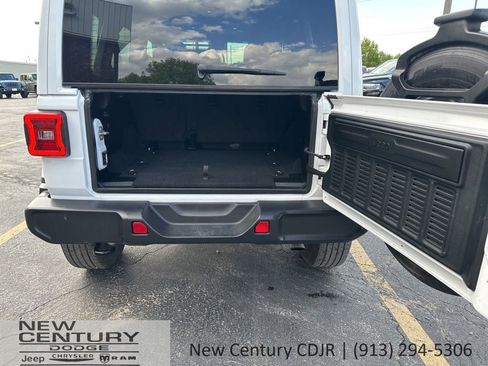 Used 2025 Jeep Wrangler Unlimited Sahara AWD/4WD image 11