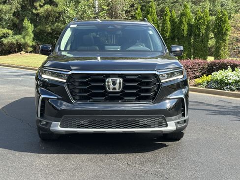 Used 2024 Honda Pilot Touring image 3