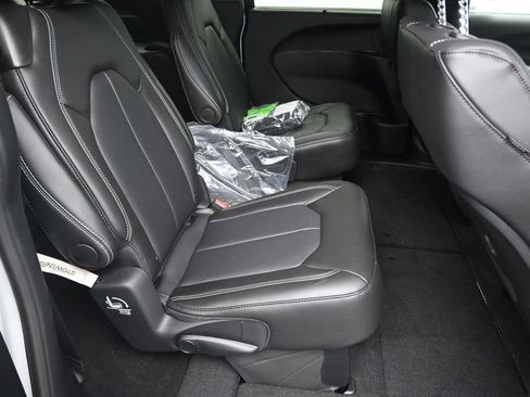 New 2026 Chrysler Pacifica Select image 17