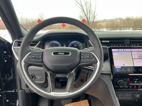 Used 2024 Jeep Grand Cherokee Limited w/ Black Appearance Package image 31