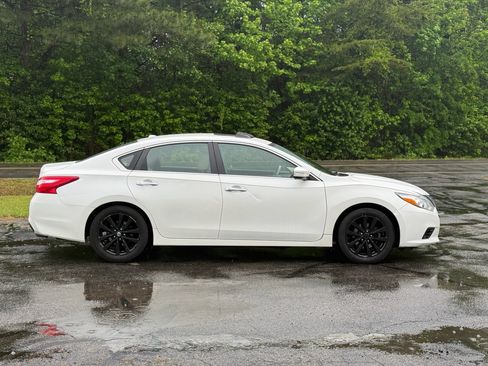 Used 2016 Nissan Altima 2.5 SL w/ 2.5 Technology Package FWD image 3