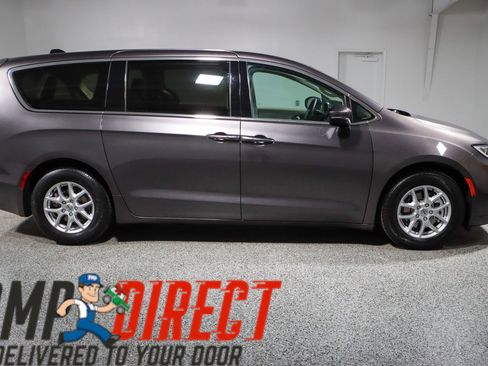 Used 2023 Chrysler Pacifica Touring-L image 6