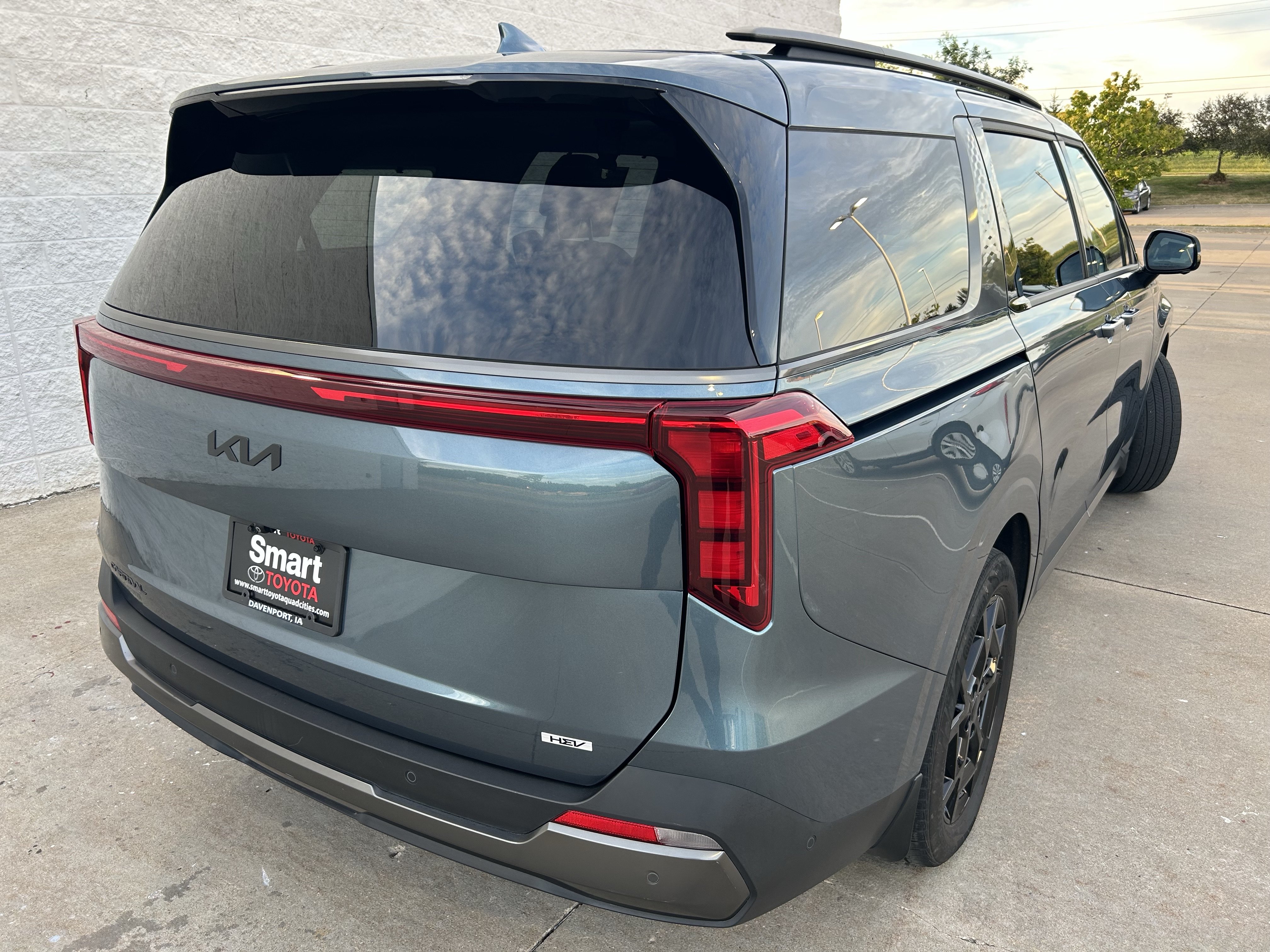 Used 2025 Kia Carnival SX w/ SX Dark Edition Package FWD image 6