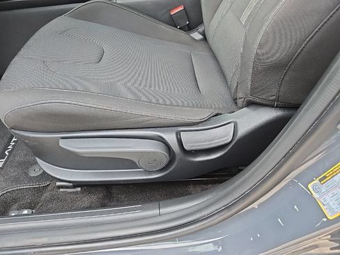 Used 2025 Hyundai Elantra SE FWD image 37