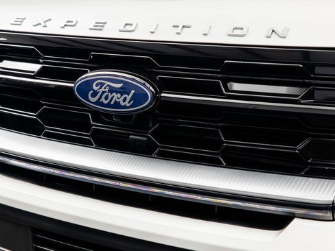 Used 2025 Ford Expedition Platinum w/ Driver's Package AWD/4WD image 4