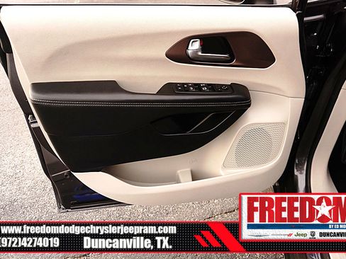 Used 2023 Chrysler Voyager LX image 38