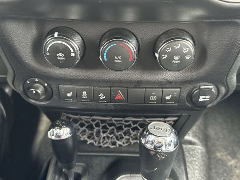 Used 2017 Jeep Wrangler Unlimited Rubicon image 15