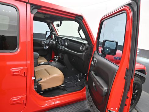 Used 2022 Jeep Wrangler Unlimited Sahara w/ Cold Weather Group AWD/4WD image 13