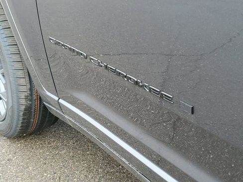 New 2026 Jeep Grand Cherokee Summit w/ Obsidian Package image 10