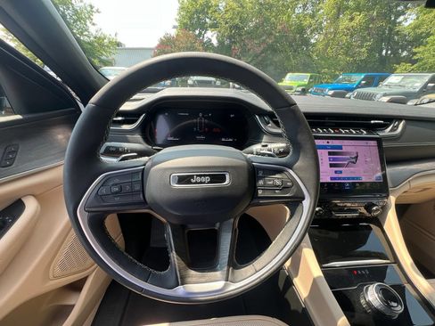 Used 2025 Jeep Grand Cherokee L Limited w/ Luxury Tech Group II RWD image 28