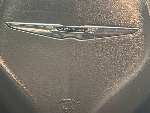 Used 2022 Chrysler Pacifica Limited w/ Uconnect Theater Family Group FWD image 18