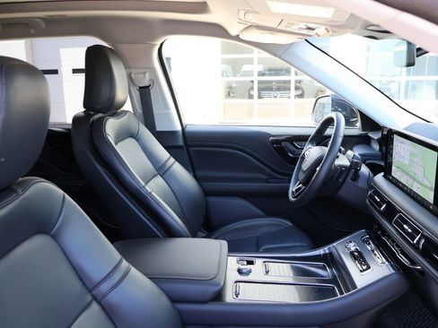 Used 2025 Lincoln Aviator AWD image 9