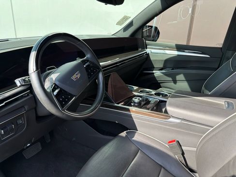 Used 2025 Cadillac Escalade ESV Premium Luxury RWD image 7