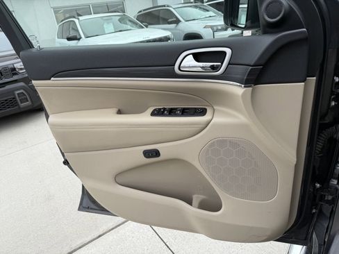 Used 2020 Jeep Grand Cherokee Limited image 19