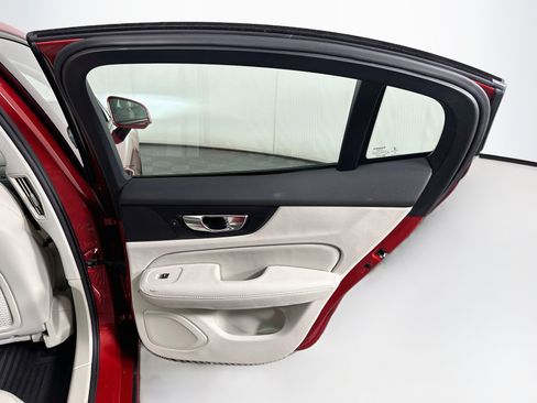 Used 2020 Volvo S60 T5 Momentum FWD image 30