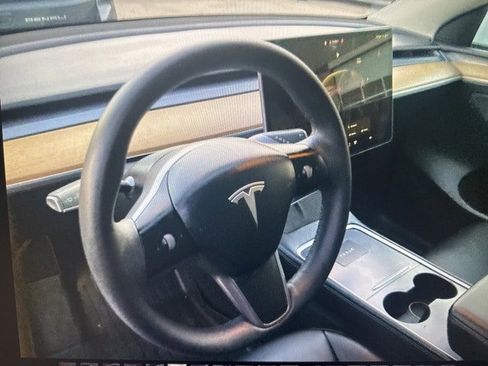Used 2022 Tesla Model Y Long Range image 7