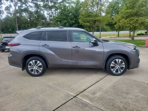 Used 2024 Toyota Highlander XLE FWD image 8