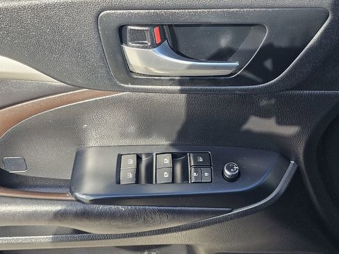 Used 2018 Toyota Highlander XLE image 26