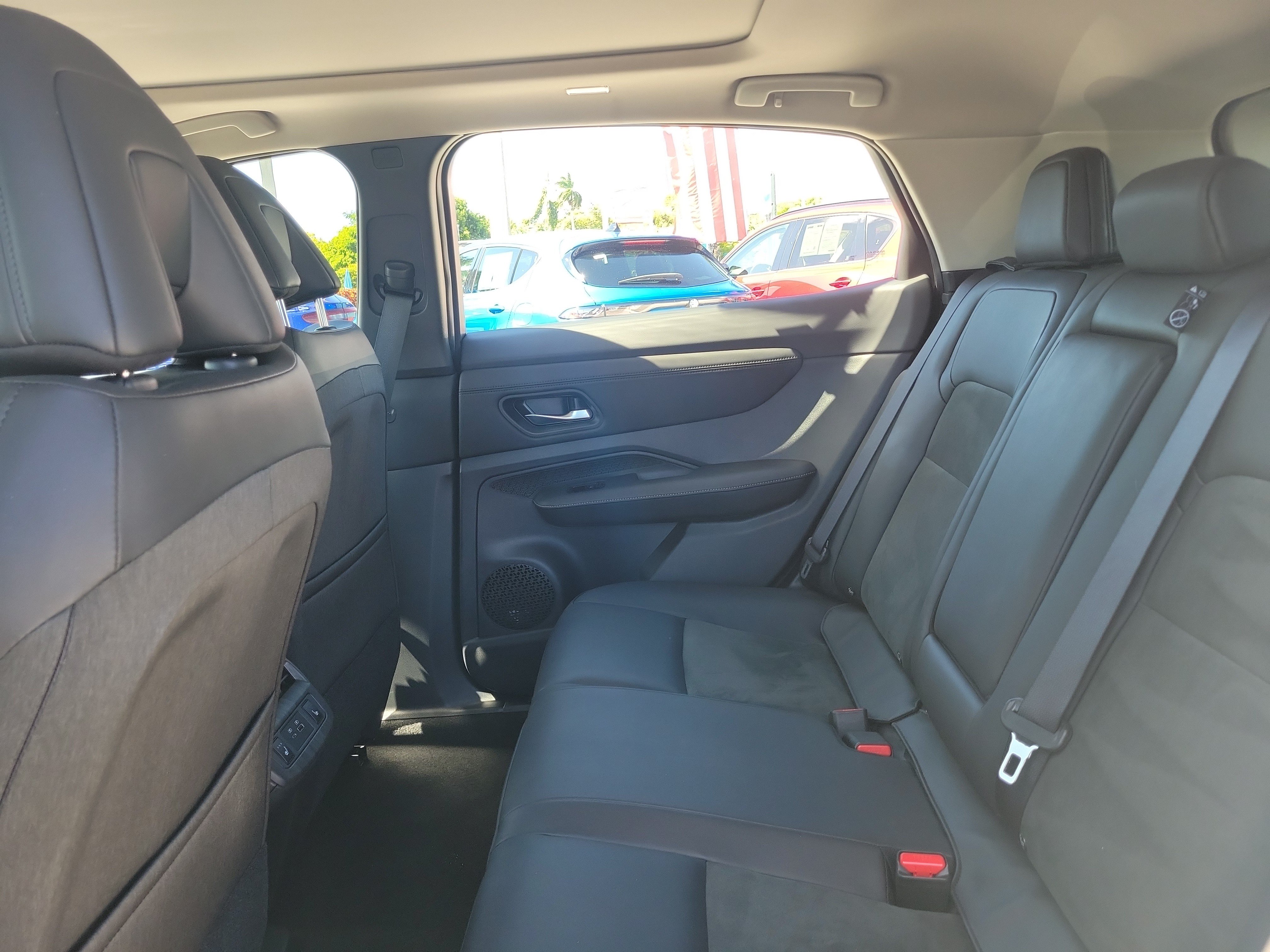 Used 2024 Nissan Ariya AWD image 16