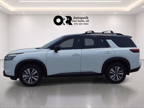 Used 2023 Nissan Pathfinder SL w/ Black Appearance Package AWD/4WD image 3