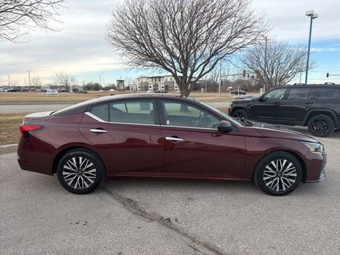 Used 2024 Nissan Altima 2.5 SV image 3