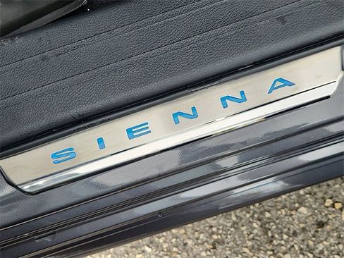 Used 2025 Toyota Sienna LE image 30