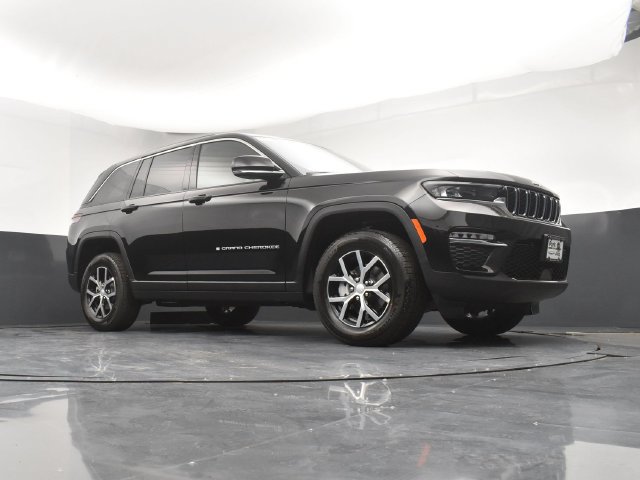 Used 2025 Jeep Grand Cherokee Limited w/ Trailer Tow Package AWD/4WD image 18