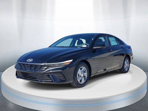 Certified 2026 Hyundai Elantra SE w/ Cargo Package FWD image 2