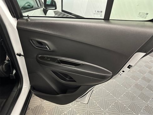 Used 2022 Chevrolet Trax LT w/ LT Convenience Package image 17
