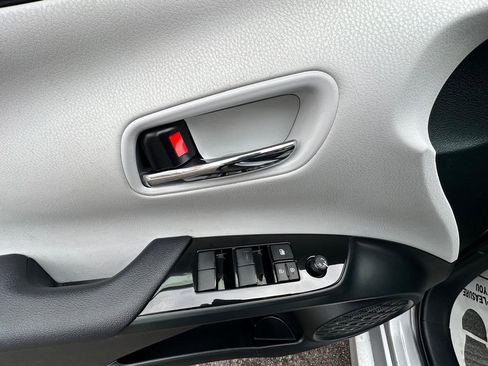 Used 2022 Toyota Prius LE image 24