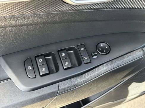 Used 2025 Kia Sportage LX image 17