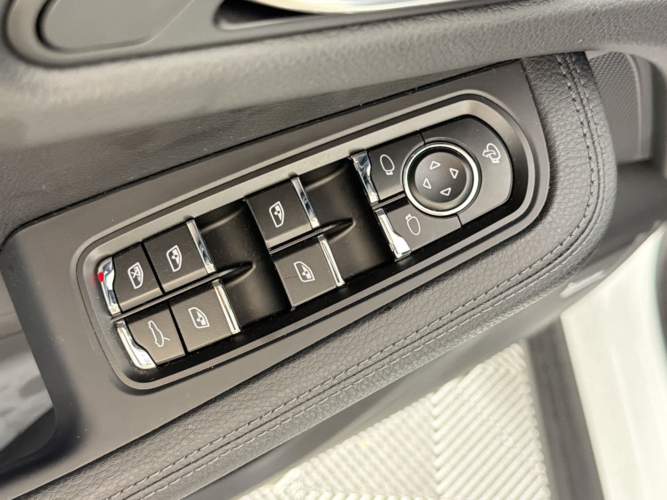 Certified 2026 Porsche Macan AWD/4WD image 13